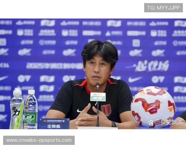 徐正源读信告别成都球迷瞬间，现场工作人员无不动容